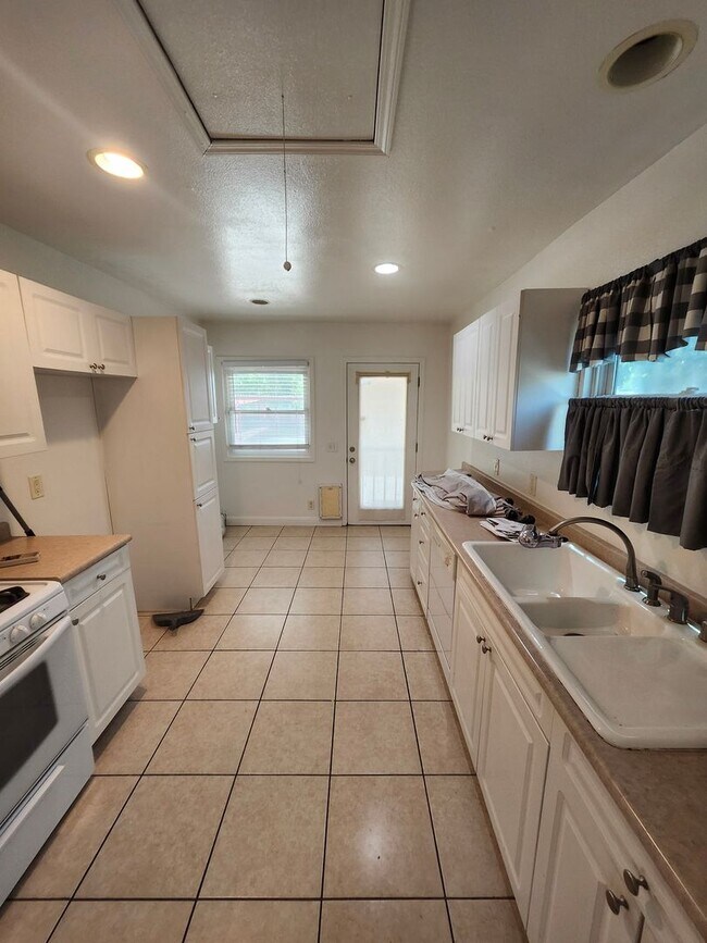 Building Photo - Charming Colonial-Style 2-Bedroom Home in Ontario