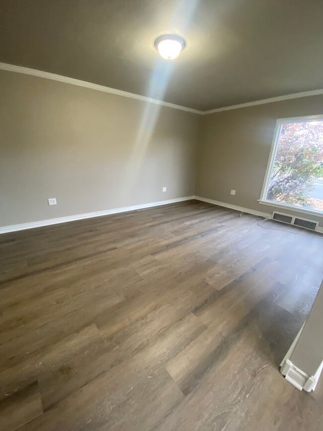 Building Photo - l914