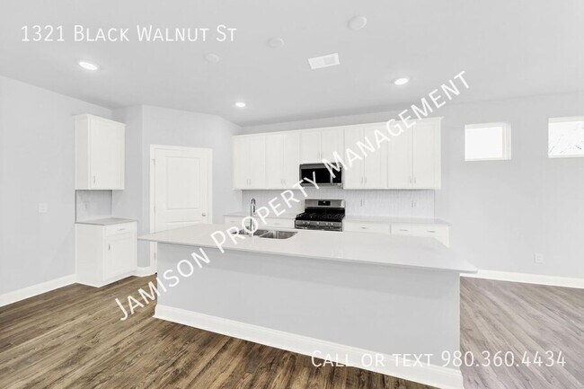 Building Photo - 1321 Black Walnut St