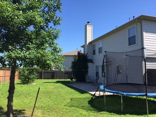 Building Photo - 4 Bed 2.5 Bath Home with Yard in Kyle