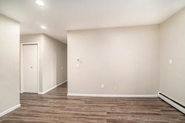 Building Photo - Newly remodeled 1 bedroom 1 bathroom - Ask about our Security Deposit Alternative!