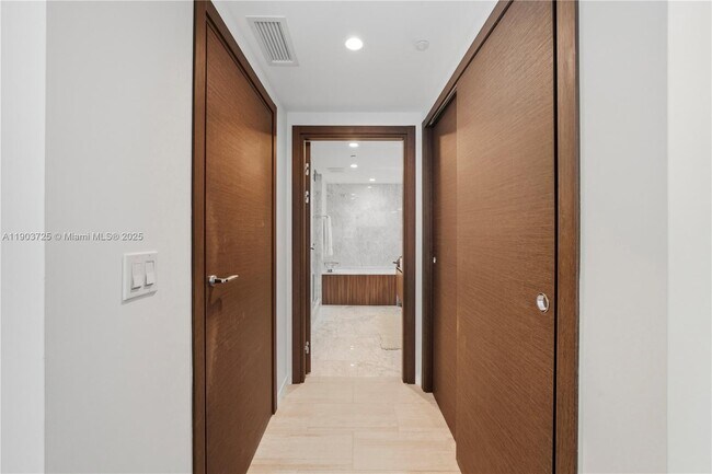 Building Photo - 1000 Brickell Plaza