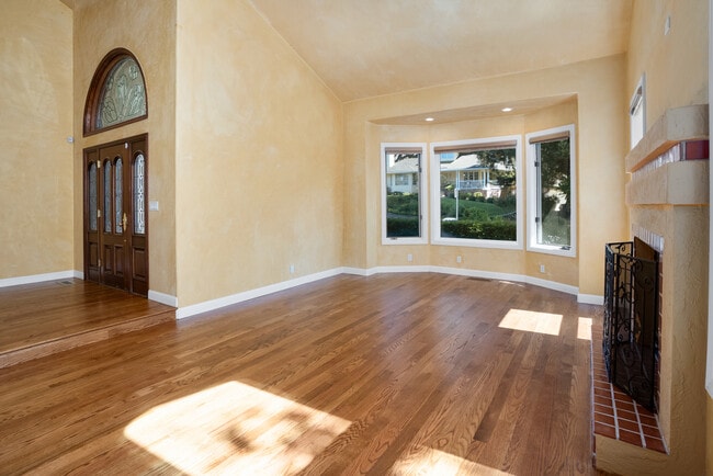 Building Photo - 105 Johnson Hollow