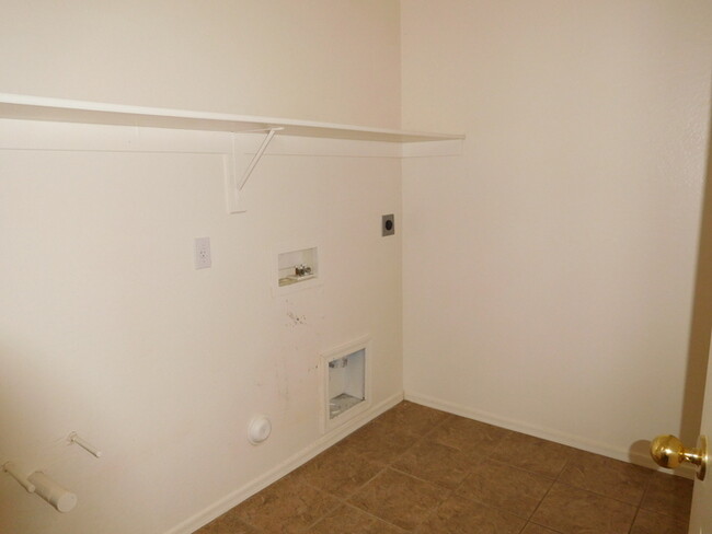 Building Photo - Coming soon!! Huge 2700 SFT, Golf-view Com...