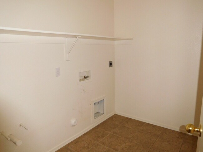 Building Photo - Huge 2700 SFT, Golf-view Community in Villages at Queen Creek!