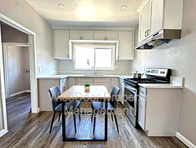 Building Photo - 155 W 43rd St