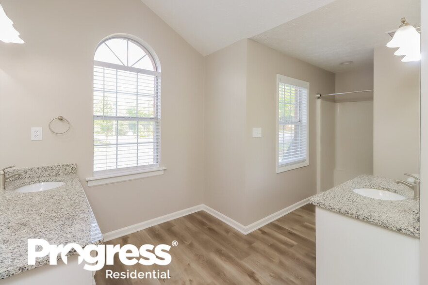 Building Photo - 220 Chesterfield Ct