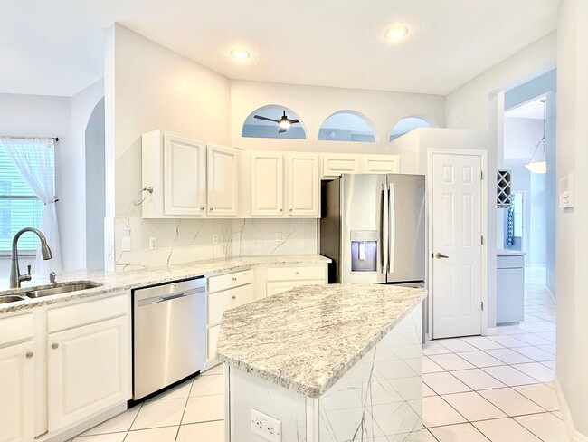 Building Photo - Executive 4bedrooms/3baths Dream pool-home...