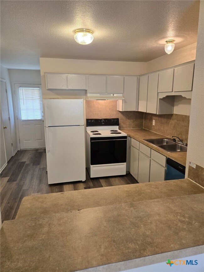 Building Photo - 4400 Sylvia Dr