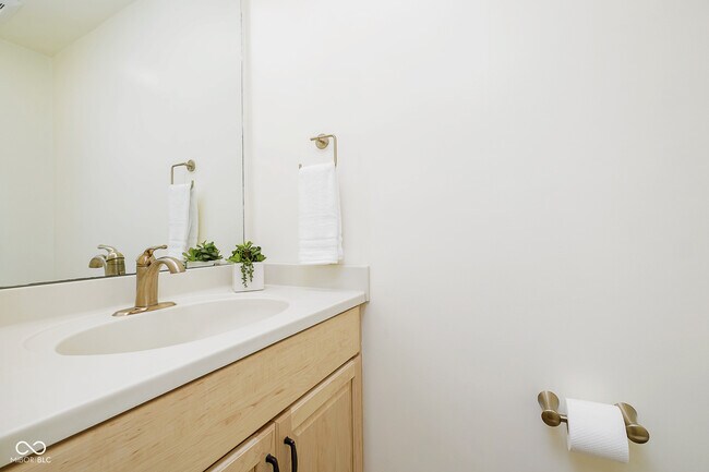 Building Photo - 592 E Vermont St