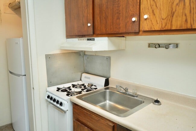 Building Photo - One Bedroom Available at Arlington Court