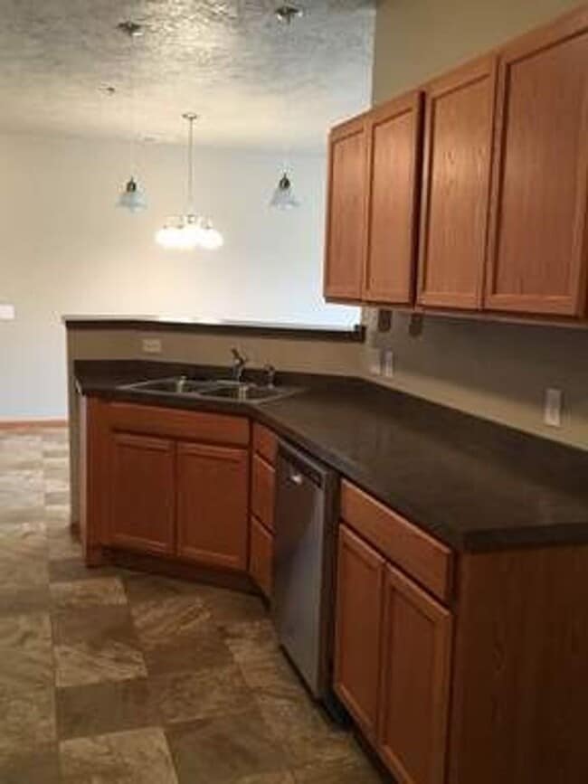 Building Photo - 3 Bedroom Condo!