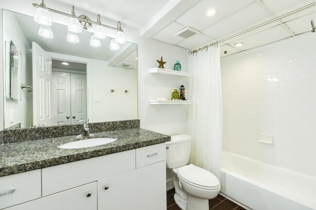 Building Photo - 7098 N Holiday Dr