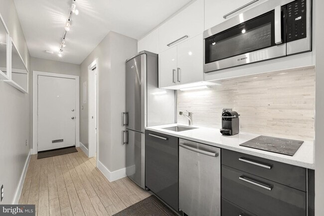 Building Photo - Logan Circle Beautifully Renovated Studio ...