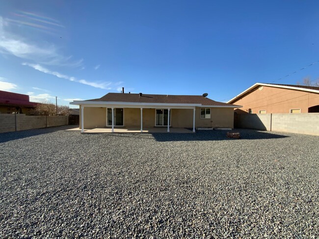 Building Photo - Beautifully Remodeled 3 Bedroom Single Sto...