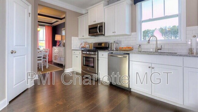 Building Photo - 1120 Walbury Hl