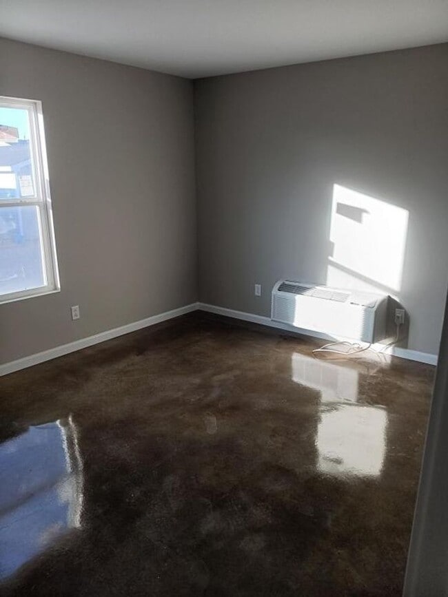 Building Photo - 3 bed, 1 bath Home