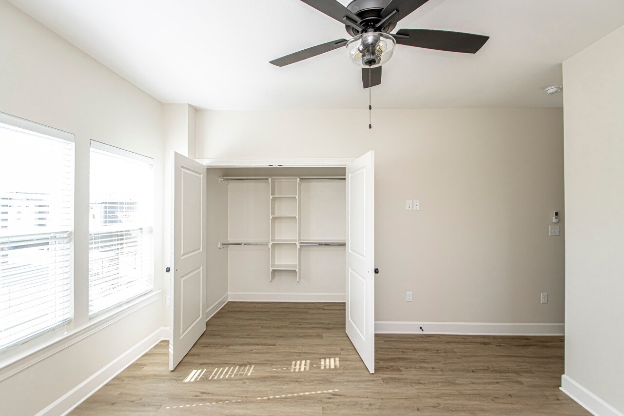 Building Photo - 1201 W 4th St