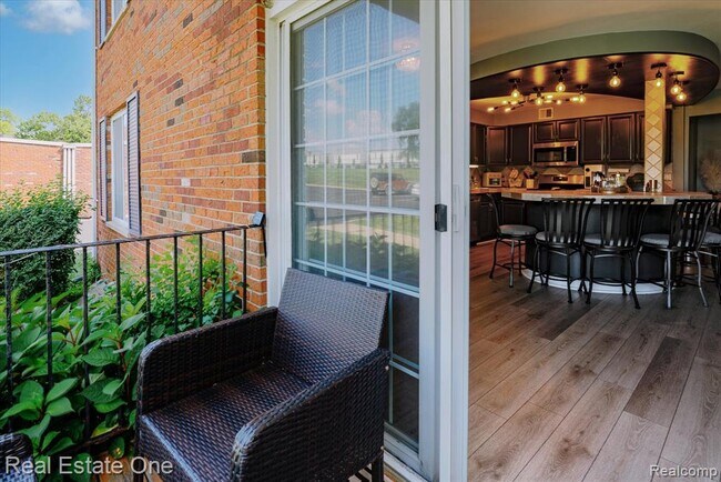 Building Photo - 430 Fox Hills Dr S