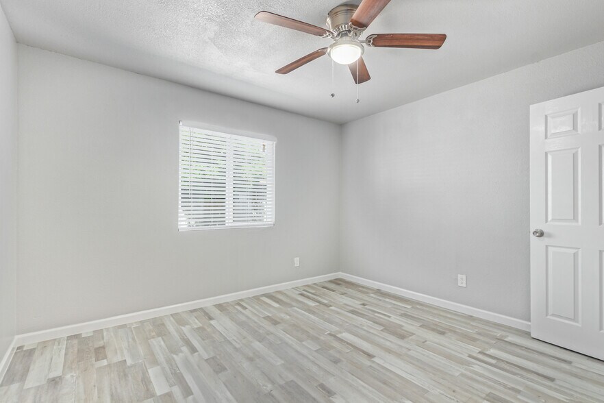 Mstr Bdrm - 2937 E Beck Ln