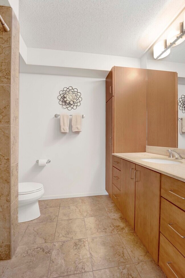 Building Photo - 9725 Woods Dr