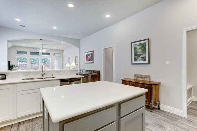 Building Photo - 8126 Silverspot Ln