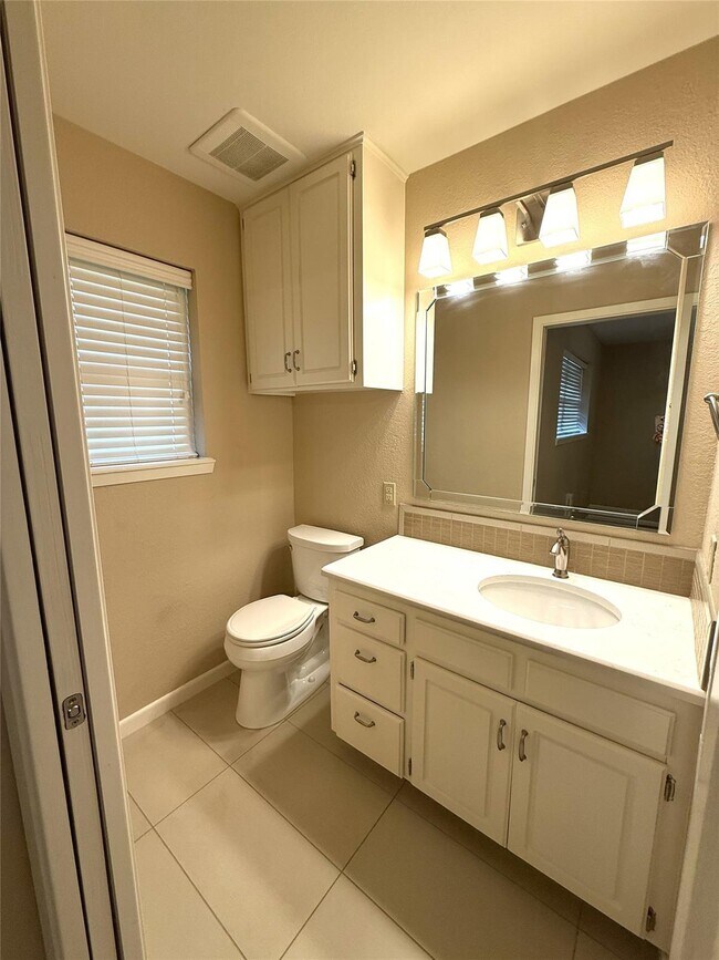 Building Photo - 4850 Jennifer Ln