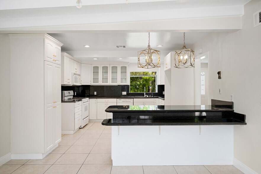 Building Photo - 3805 Los Olivos Ln