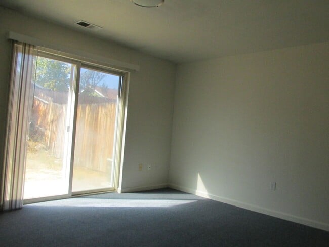Building Photo - THREE BEDROOM TWO BATH DUPLEX FOR RENT