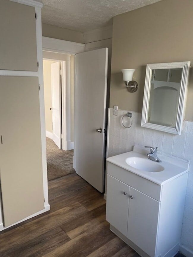 Building Photo - Charming Three Bedroom home close to Lakev...