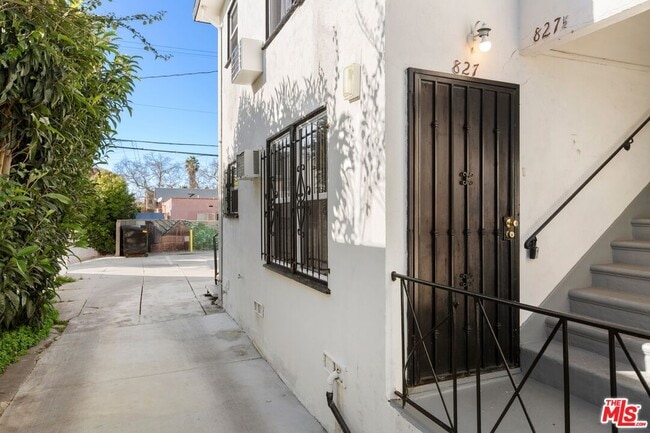 Building Photo - 827 N Alta Vista Blvd