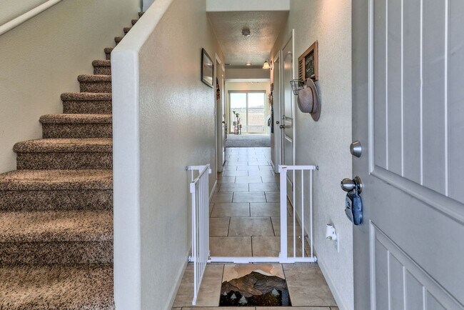 Building Photo - 3 Bedroom 2 1/2 Bath Townhome in Wellington