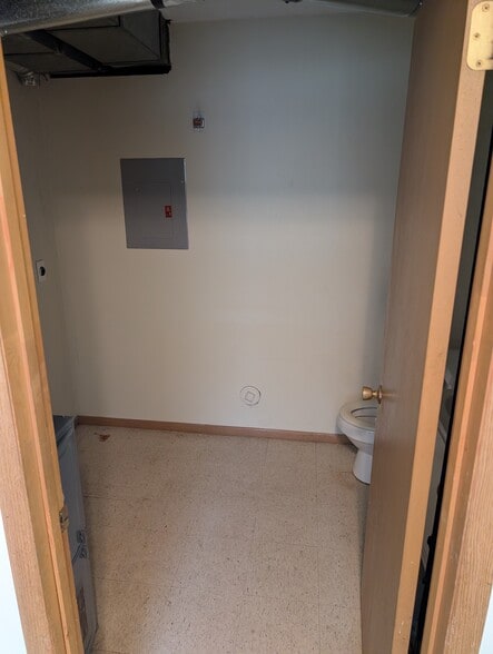 Building Photo - 521 Hinderer Ave SW