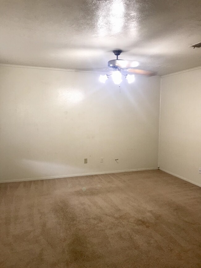 Building Photo - 3 Bedroom 2 Bath