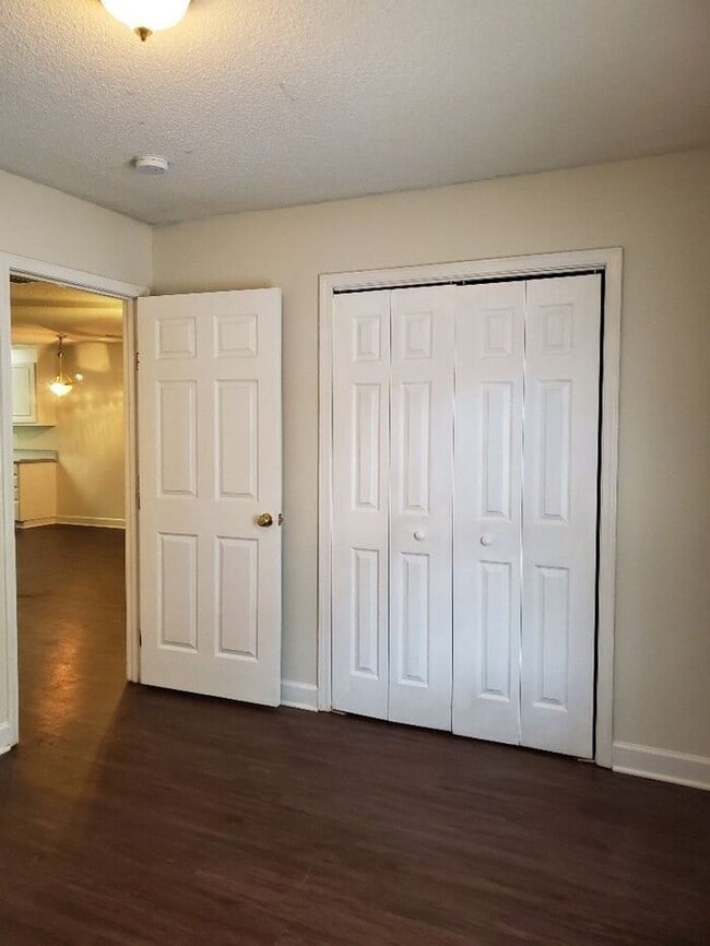 Building Photo - Gorgeous, like new with all stainless appliances!