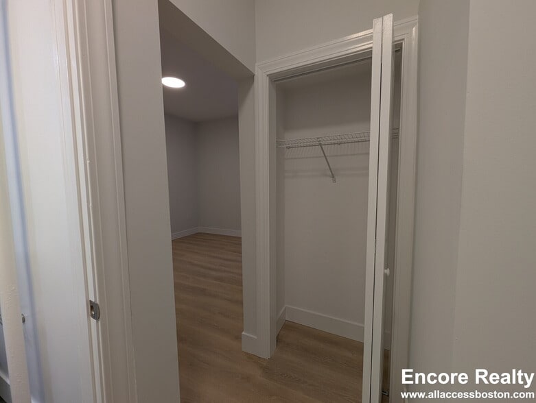 Building Photo - 24 Phillips St