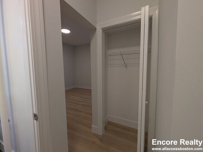 Building Photo - 24 Phillips St