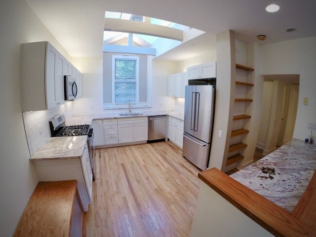 Building Photo - 5444 Claybourne St