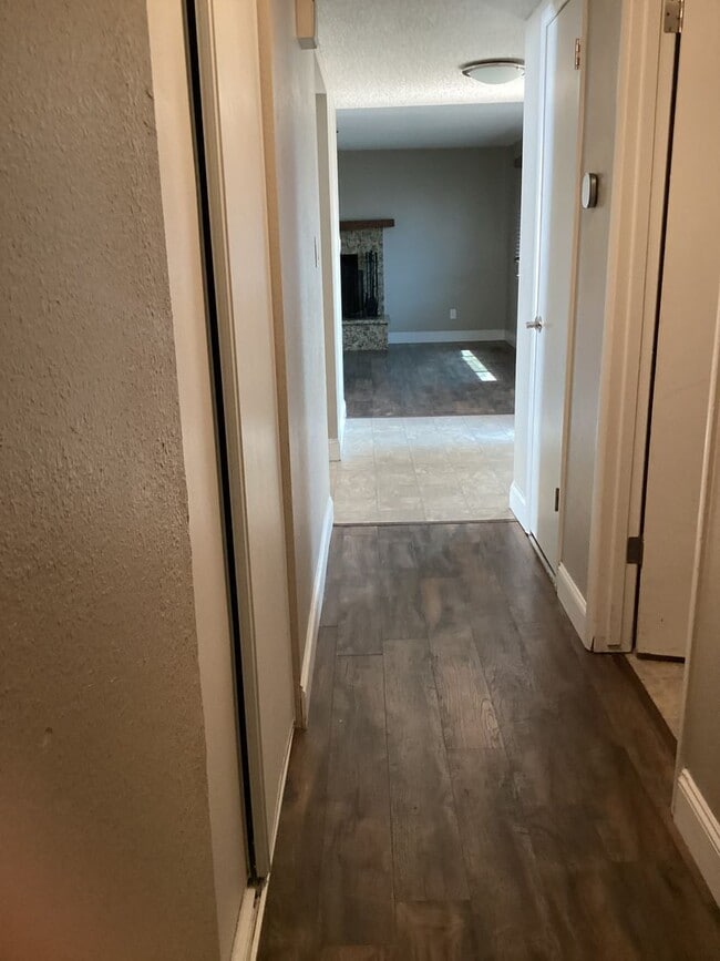 Building Photo - NEW ON THE MARKET - SPPACIOUS 3 BEDROOM, 2...