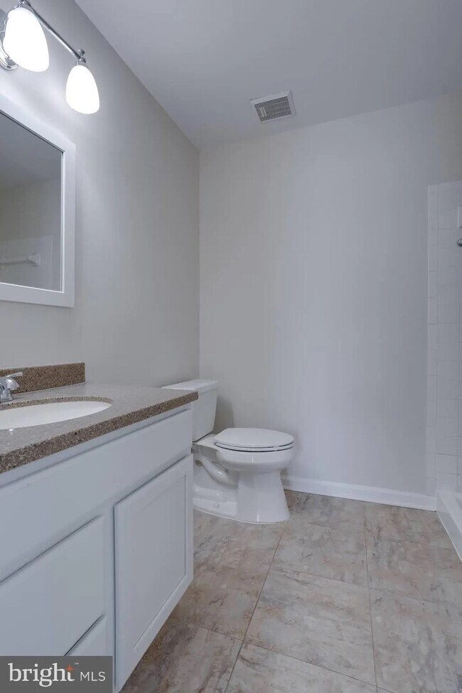 Master bath - 3178 Summit Square Dr