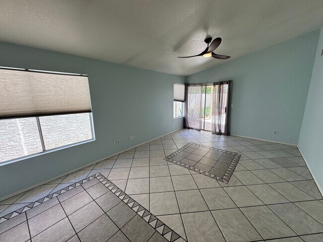 Building Photo - 1119 N Carriage Ln