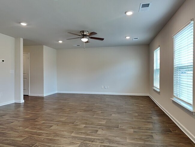 Building Photo - Coming Soon! Burnside Farms near USC, Fort...
