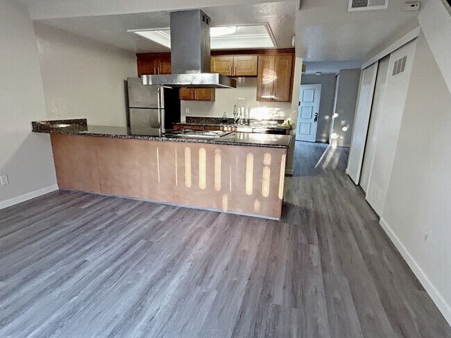 Building Photo - Bright and quiet two-story townhouse situated in the friendly Sunset Oaks community with an award...