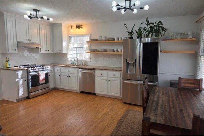 Building Photo - 2752 Saddle Ridge Lake Dr