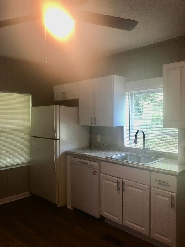 Building Photo - Cute 2 Bed/1 Bath HOUSE w/ yard!!