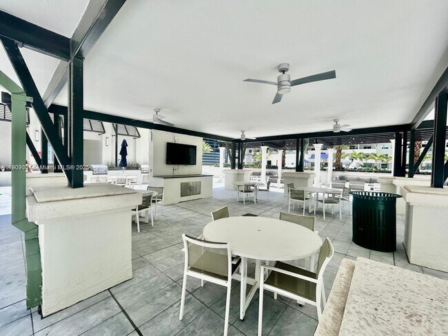 Building Photo - 999 SW 1st Ave