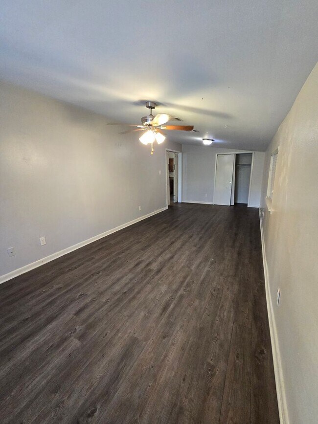 Building Photo - 3 bedroom 1.5 bathroom--Shady Grove Neighb...