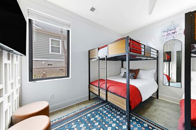 Building Photo - 761 Lynwood Ave