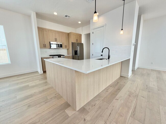 Building Photo - Desert Color 4 Bed Home!