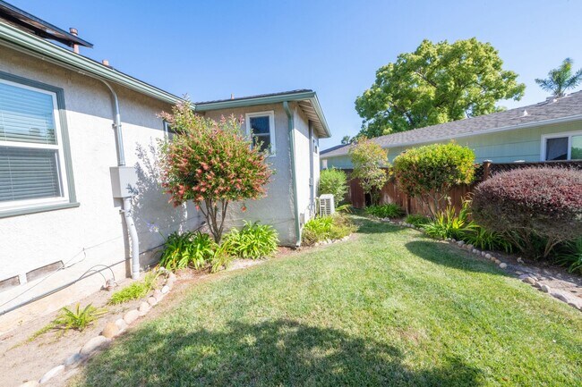 Building Photo - 3BR/2BA home with bonus room & additional ...